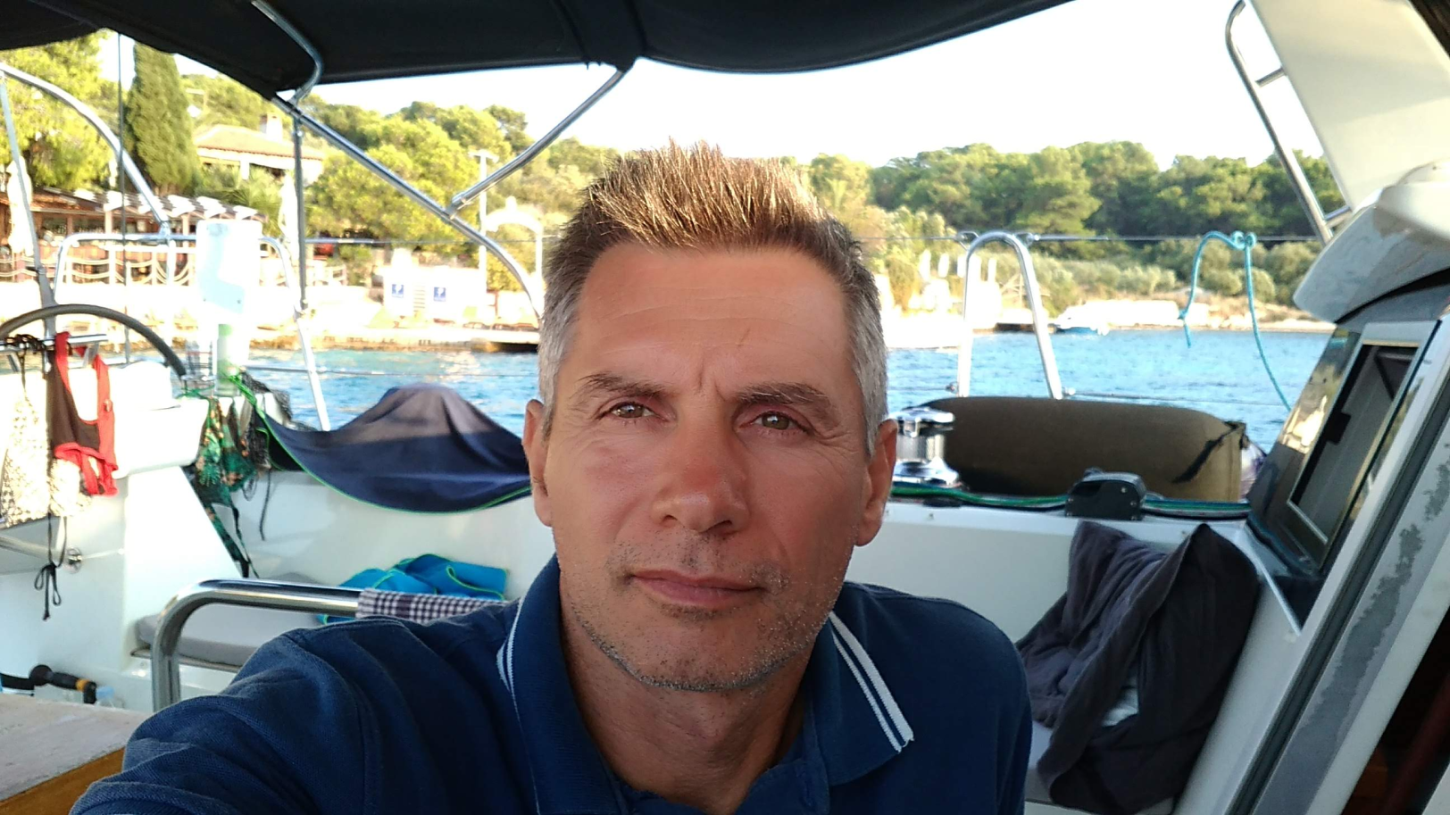 Barna László portré hajón